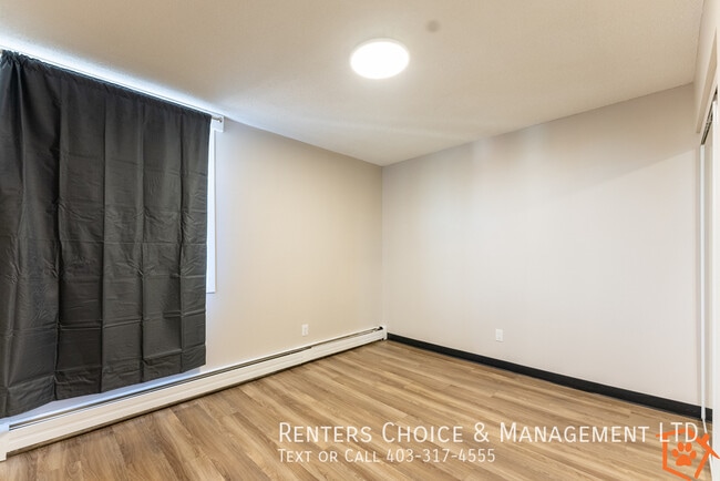 Building Photo - Renovated Third Floor Apartment, Utilities Included