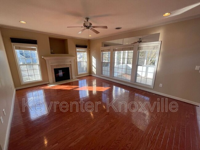 Foto del edificio - 3327 Cliffbranch Ln