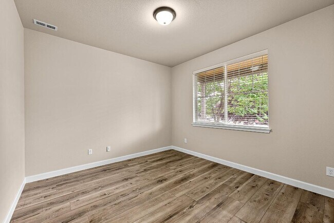 Building Photo - Luxury 4 Bed Home with Bonus Room, Fire Pi...