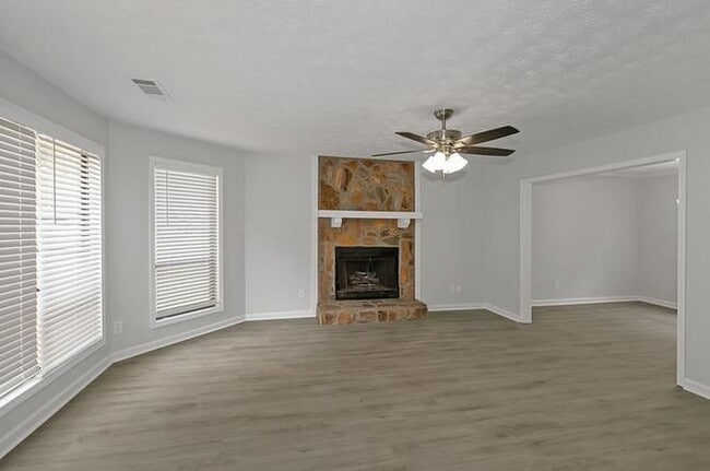 Building Photo - 1250 Della Way