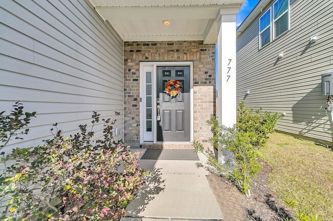 Building Photo - Meticulous 3 Bedroom Home in Lindera Prese...