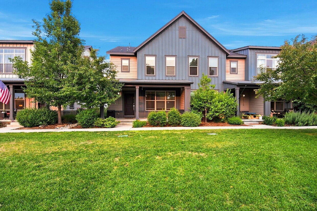$2,645.95, 3 bed, 2.5 bath end unit located in Aurora with a washer and dryer. - $2,645.95, 3 bed, 2.5 bath end unit located in Aurora with a washer and dryer.