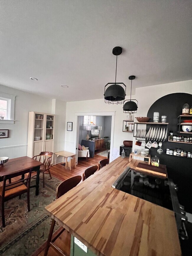 Building Photo - Charming Reynolds Ave Rental – Spacious Yard, Stylish Kitchen, Great Location