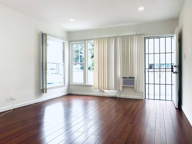 Building Photo - 14825 Magnolia Blvd
