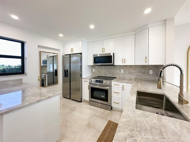 Foto del edificio - 4800 Bayview Dr