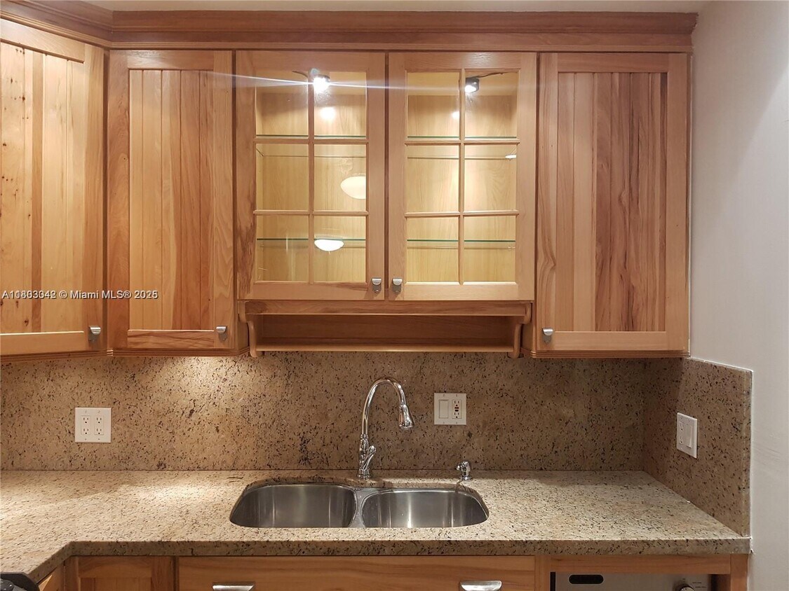 Foto principal - 253 S Cypress Rd