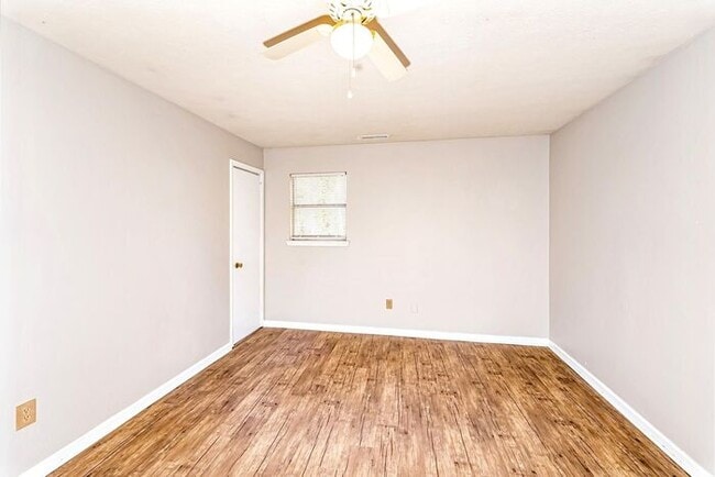 Building Photo - 248 Foxglen Rd