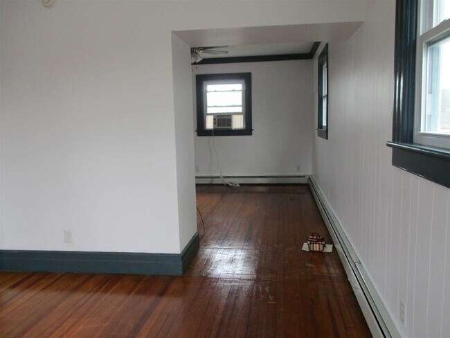 Building Photo - 1003 Main St