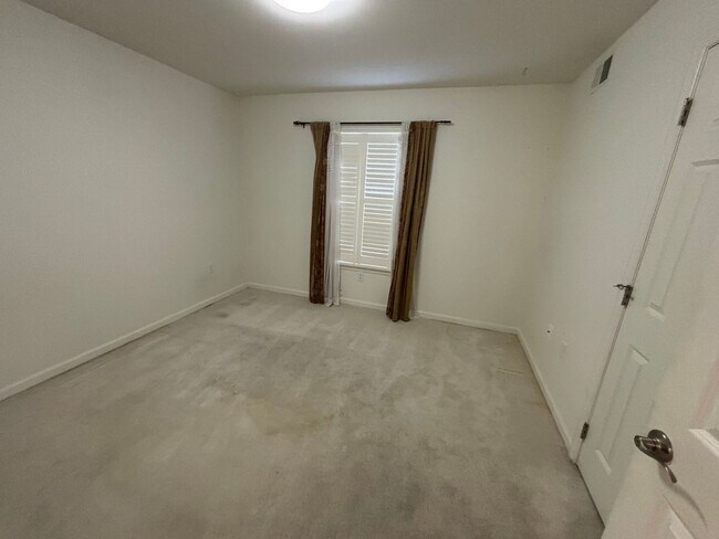 Building Photo - Beautiful 3 Bedroom 2 Bathroom in Stowe To...