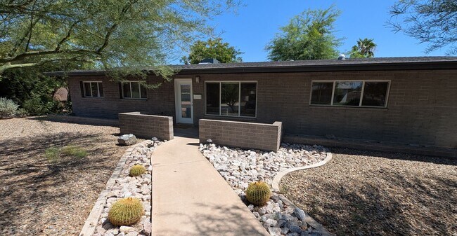 Building Photo - 4 Bedroom Home in Tempe Gardens Near E Sou...