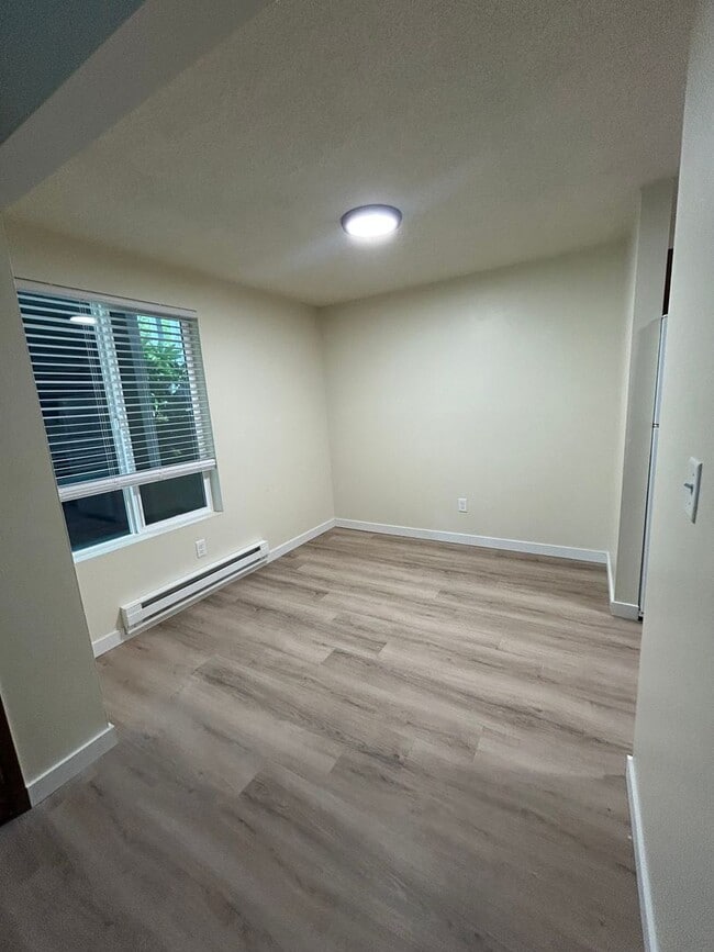 Building Photo - (946) 2780-C - Beautiful Updated 2-bedroom/1-bath