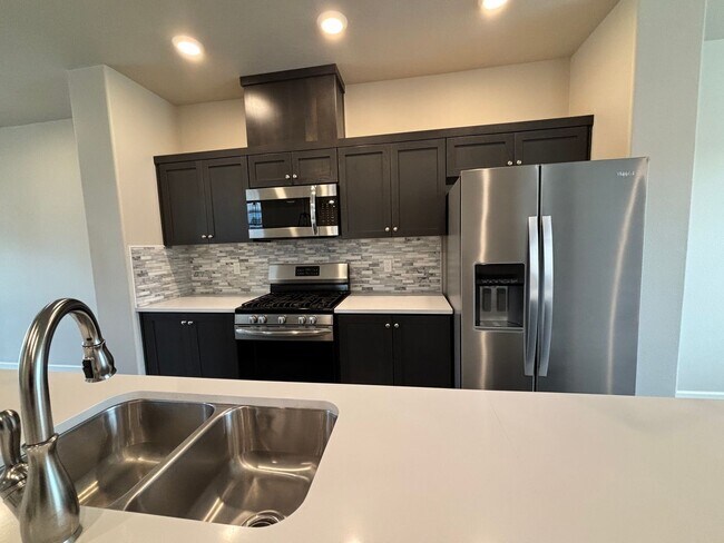 Foto del edificio - River Terrace townhome $500.00 off first month of rent!