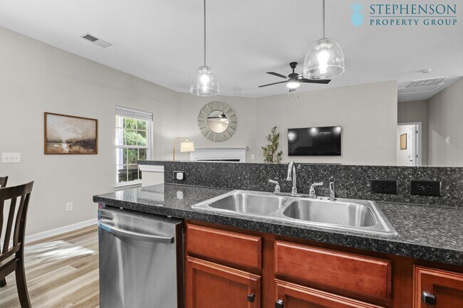 Foto del edificio - 217 Whispering Oak Ln