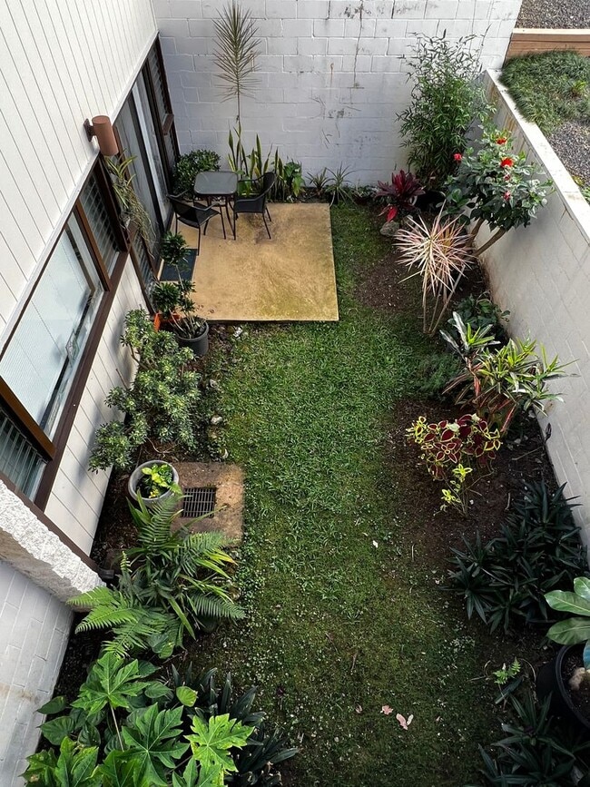 Building Photo - Furnished 2 bedroom 2 bath condo with assigned parking stalls