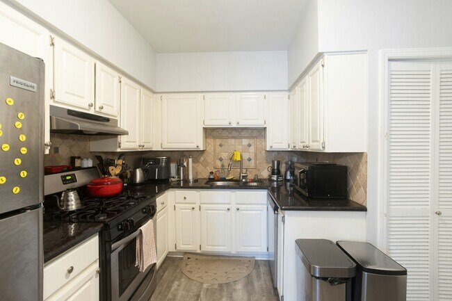 Foto del edificio - 3708.1 N Sheffield Ave