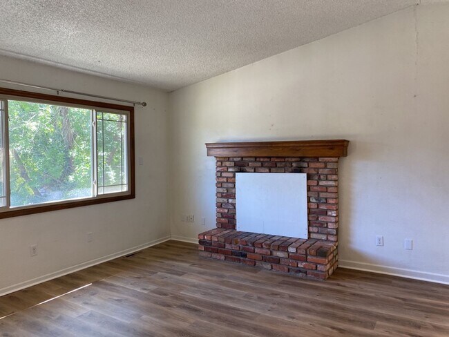 Foto del edificio - STUDENTS WELCOME! 4 Bed 3 Bath Home in West Ft Collins w/ Garage and Fenced Yard - Lawn Care Incl...