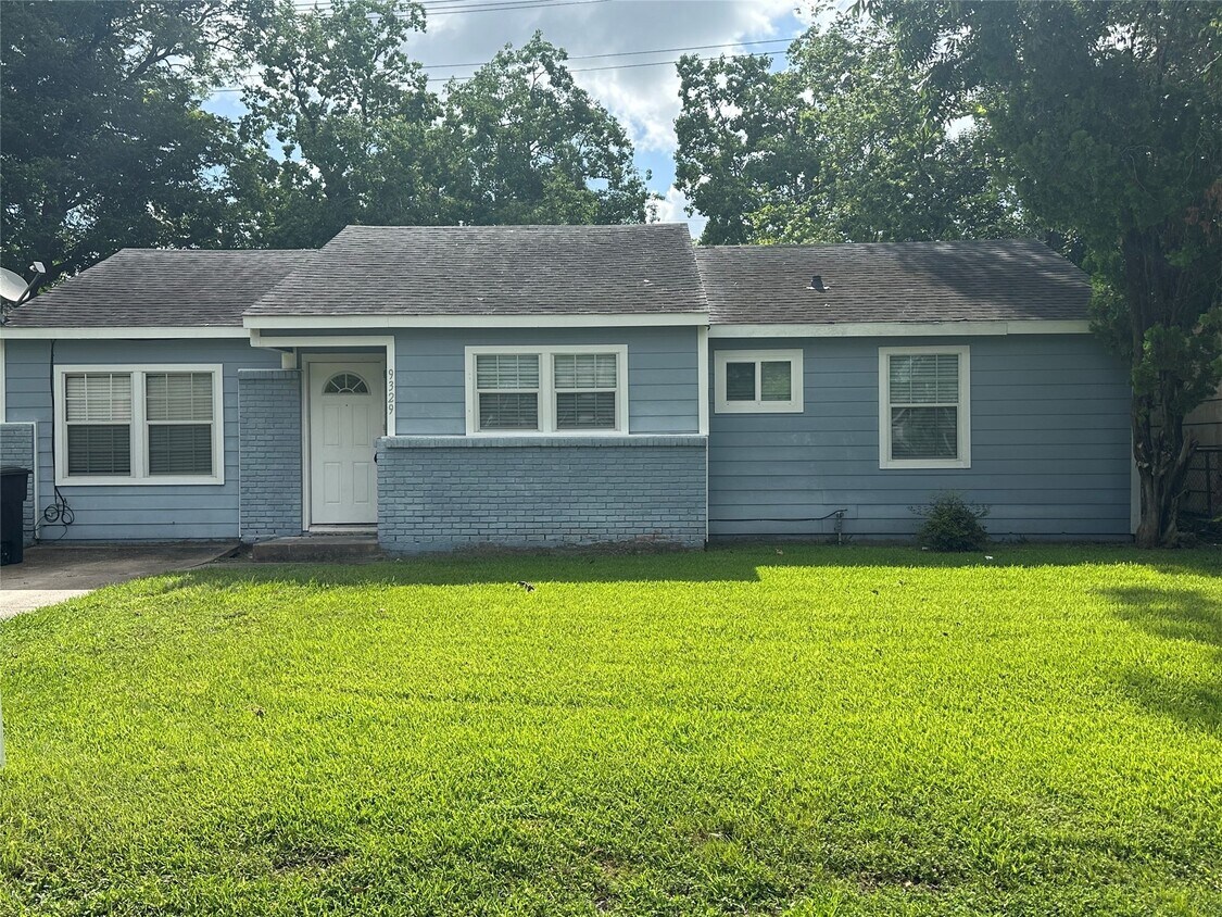 Foto principal - 9329 Chesterfield Dr