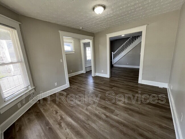 Building Photo - 512 E 33rd St