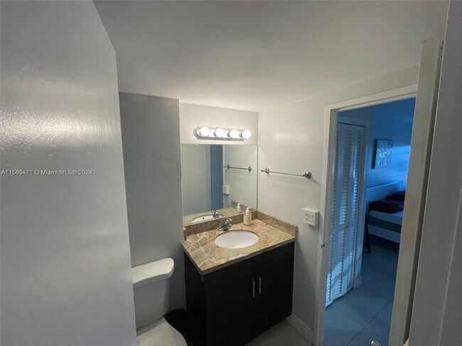 Building Photo - 220 Kings Point Dr