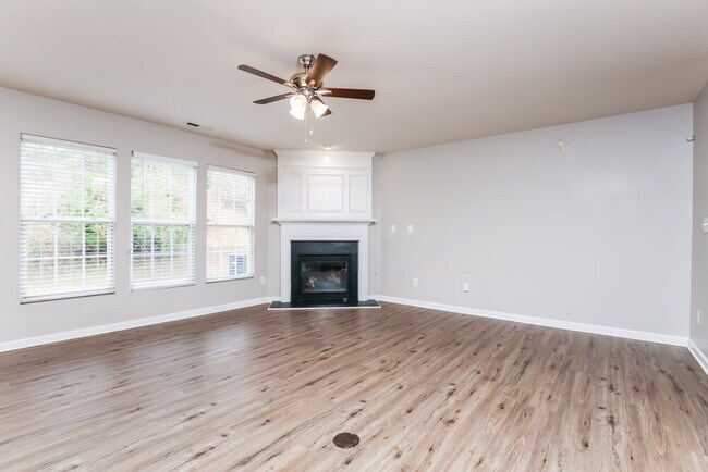 Foto del edificio - 2043 Swimming Hole Cir