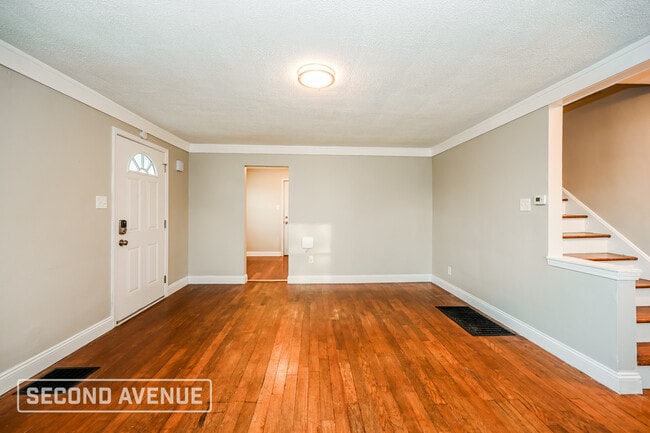 Building Photo - 5589 Raceview Ave