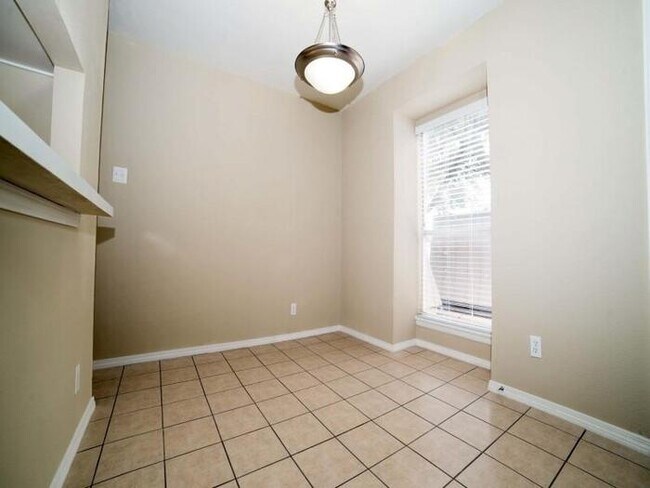 Building Photo - 7135 Oaklawn Dr
