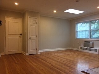 Building Photo - Sunny 1BR/1BA Top Floor Condo in Takoma Park