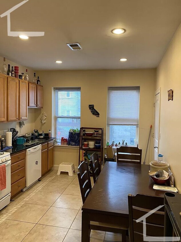 Primary Photo - Large Renovated Unit in JP. Porch, Laundry...