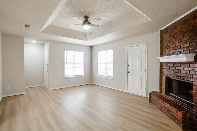 Building Photo - Freshly Updated 3/2/1 in Shadow Hills!