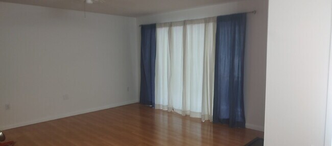 Foto del edificio - "$200 move in Special. Quite and Peaceful 2-Bed, 2-Bath Condo in Palm Harbor – 1070 Sq Ft."