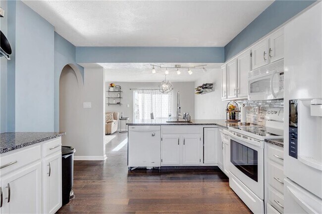 Building Photo - 609 Carters Grove Dr