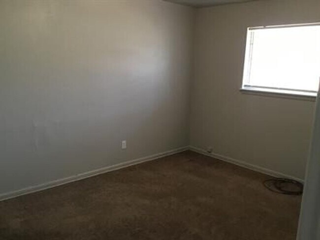 Building Photo - Great 3 bedroom, 1.5 bath home in Bethany ...