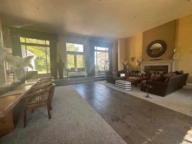Foto del edificio - Hilltop Estate in Green Valley-Fully Furni...