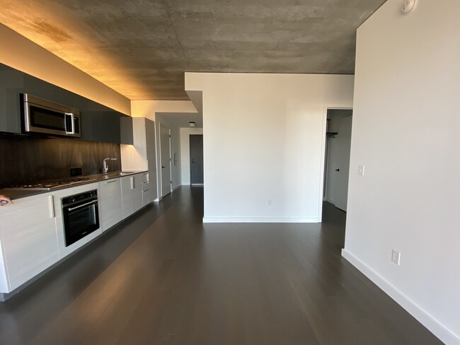 Foto del edificio - 460 W Division St
