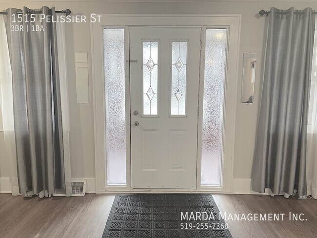 Photo du bâtiment - CHARMING 3 BED/1 BATH HOUSE DOWNTOWN WINDSOR + HYDRO, WATER & GAS!