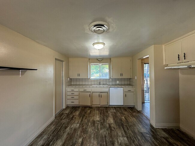 Foto del edificio - Spacious home near Bakersfield College & Bluffs!