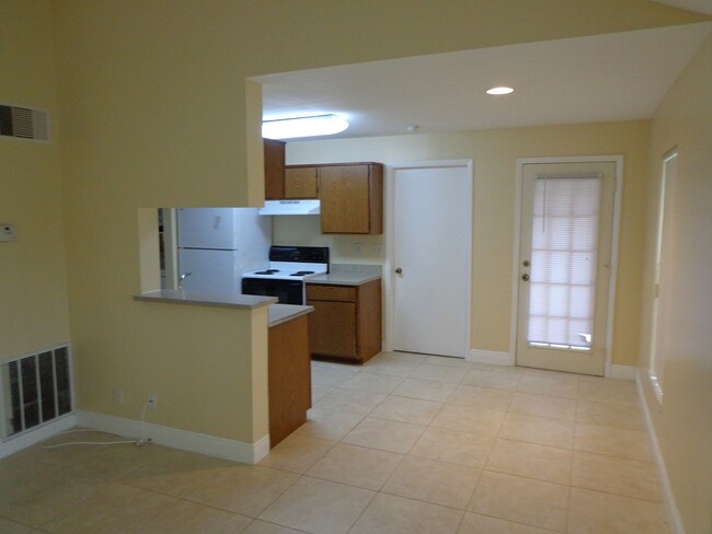Foto del edificio - Charming condo features 2 bedrooms and 1 b...