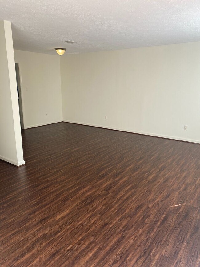 Building Photo - 3 Bed 2.5 Bath townhouse 5 minutes from Old Forest Rd.