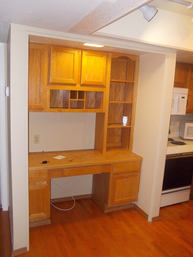 Building Photo - Cozy Town home Located close to Downtown s...