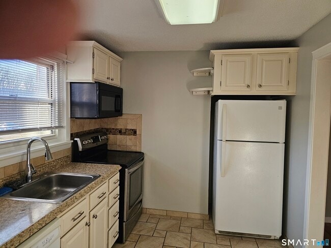 Building Photo - 494 Oak Ave