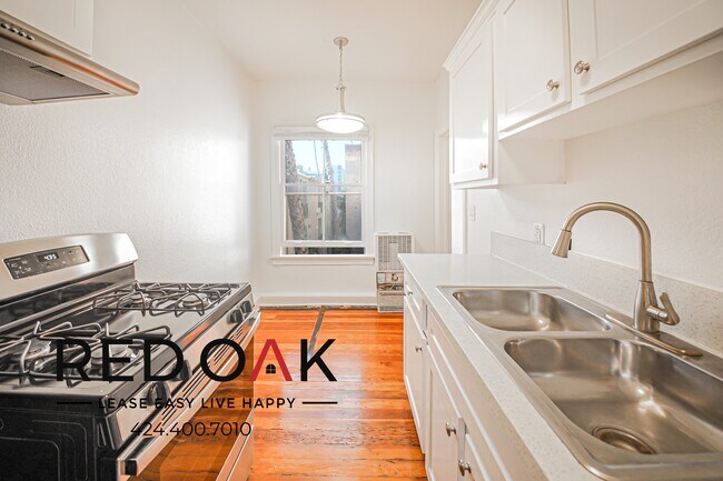 Building Photo - Charming Studio with a Lovely Exposed Bric...