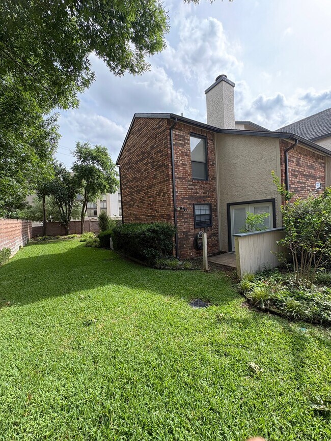 Building Photo - 827 W Harwood Rd