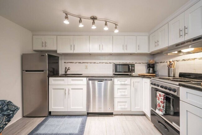 Unidad E - Cocina - 1037 Crease St