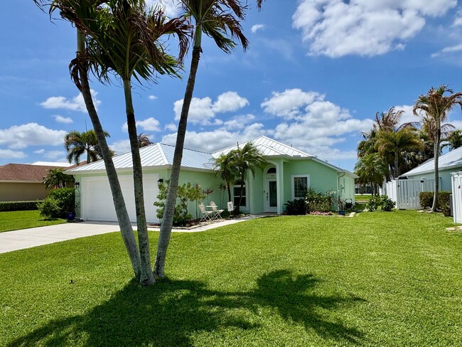 Foto del edificio - 3/2/2 with huge screened in Patio in The Pines/Jensen Beach