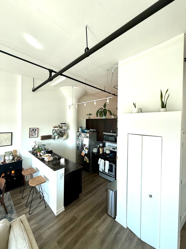 Building Photo - 1224 W Van Buren St