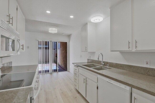 Building Photo - 7890 Hummingbird Ln