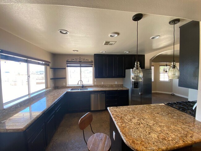 Foto del edificio - BEAUTIFUL 4BD/3BA HOME ON 2.53 ACRES!!!