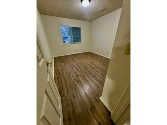 Building Photo - Next to a school! Walking distance to restaurants!