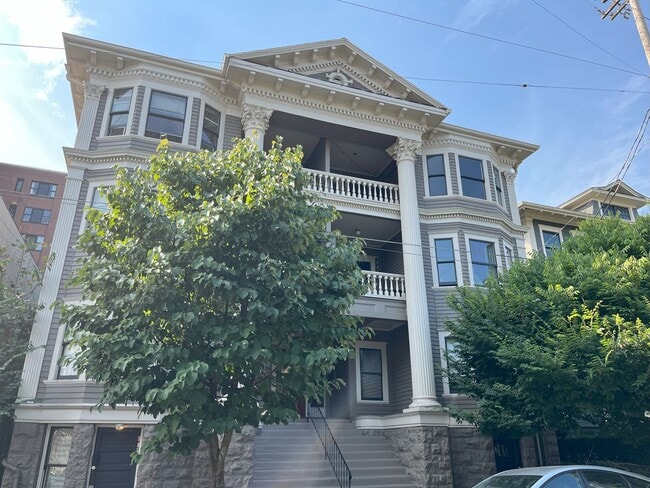 Foto del edificio - Charming NW Portland 1-Bedroom with Brick ...