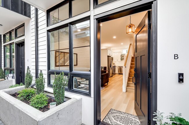 Building Photo - West Seattle Townhome w/ Rooftop Deck, Par...